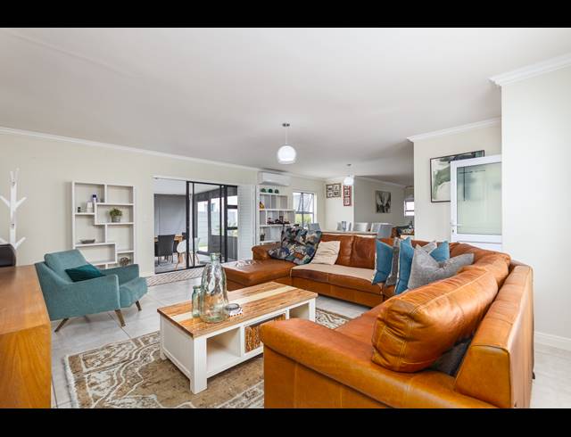 3 BEDROOM FREESTANDING TO LET IN SUNNINGDALE